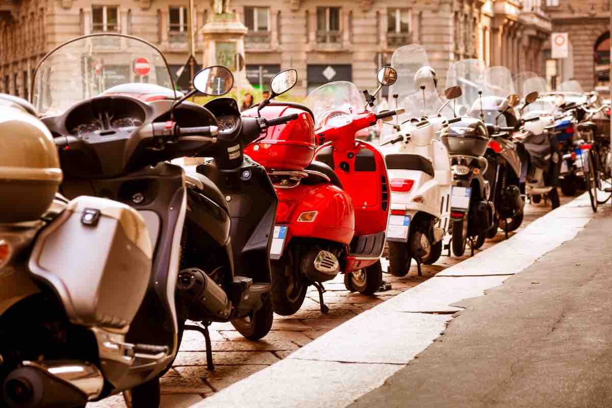 Fila di moto e scooter accanto al marciapiede
