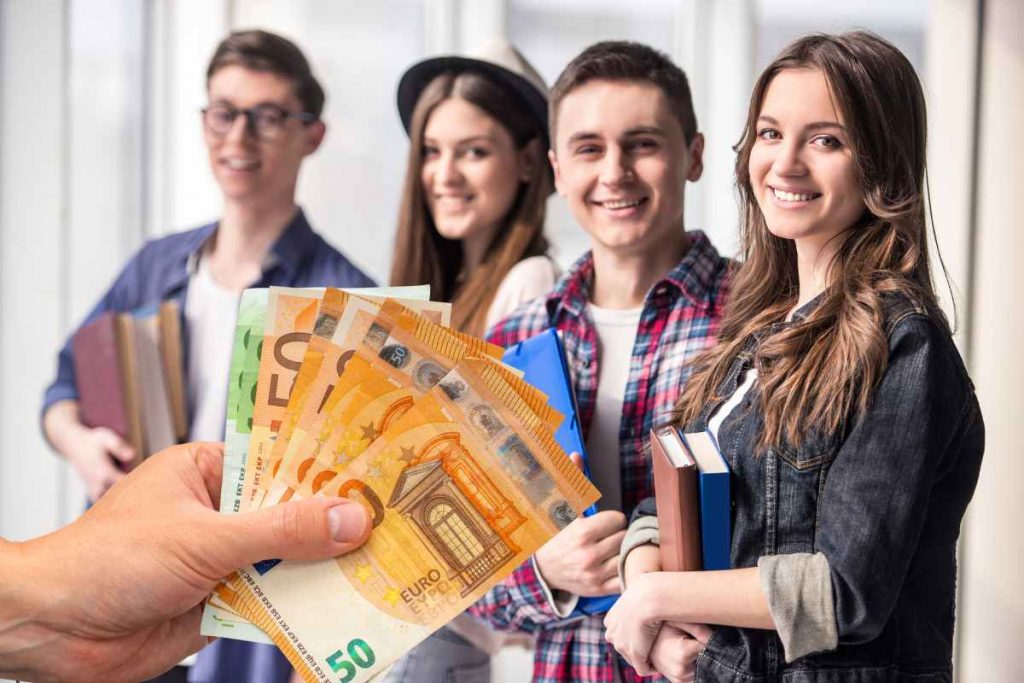 Bonus studenti 2024 a quanto ammonta e chi può averlo