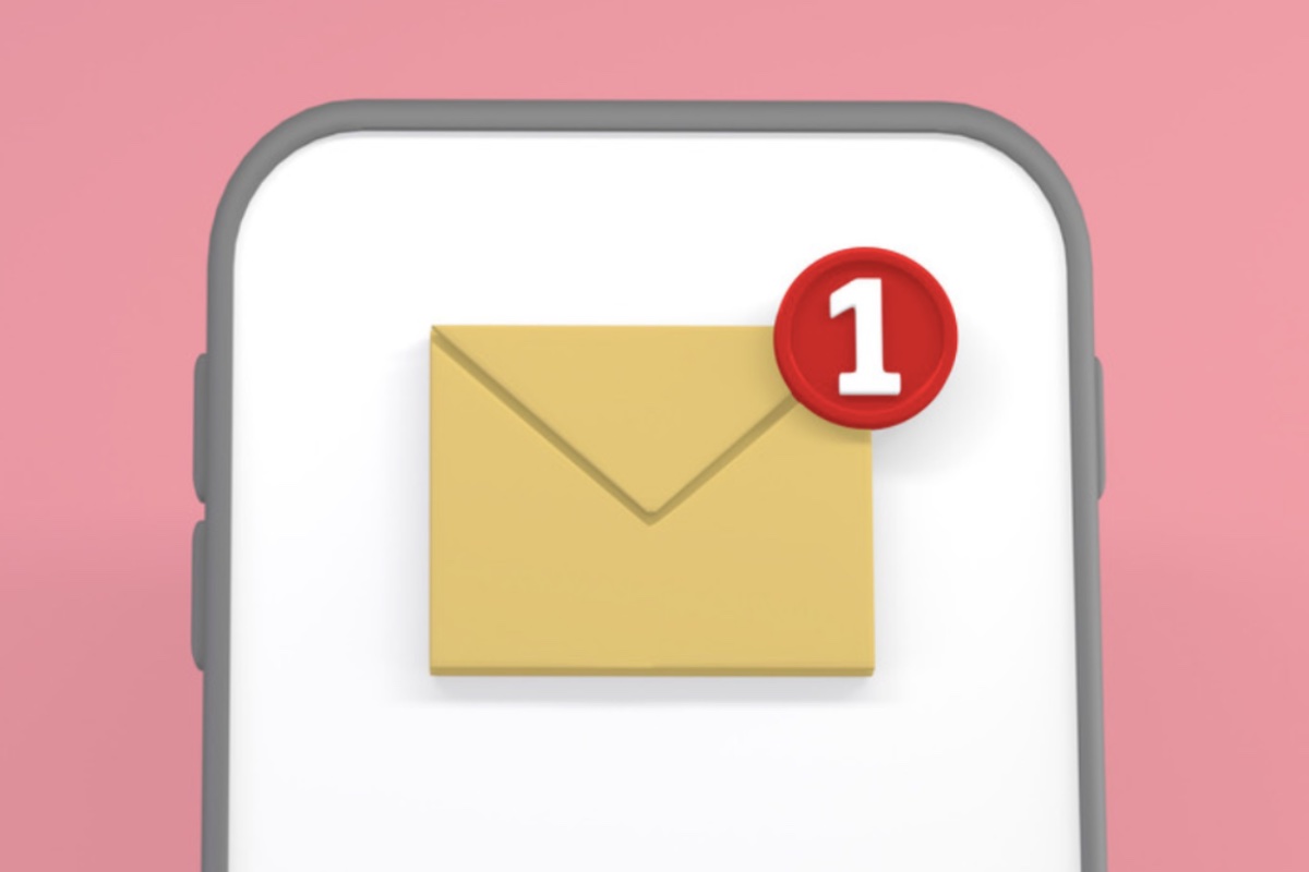 Casella delle e-mail dello smartphone su sfondo rosa