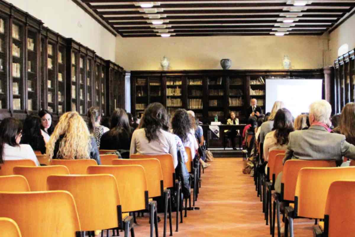 Insegnanti in aula durante una riunione