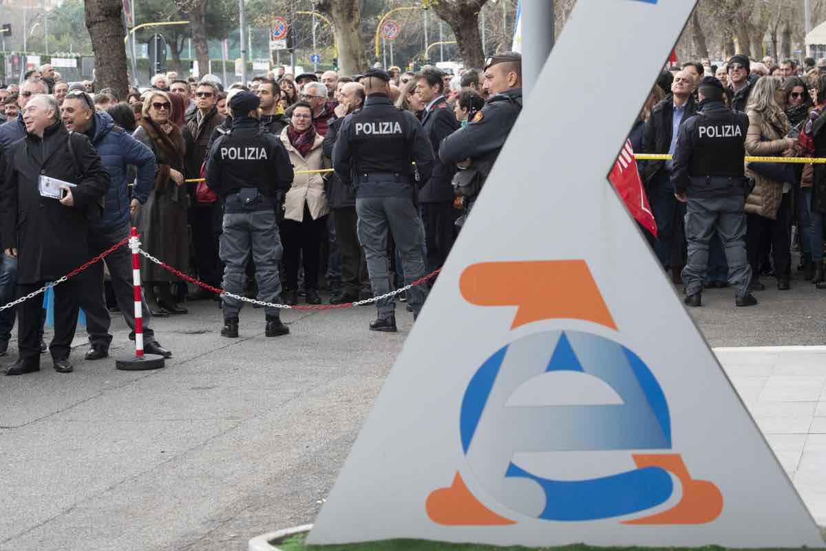 Ingresso Agenzia delle Entrate con comunicazione degli agenti