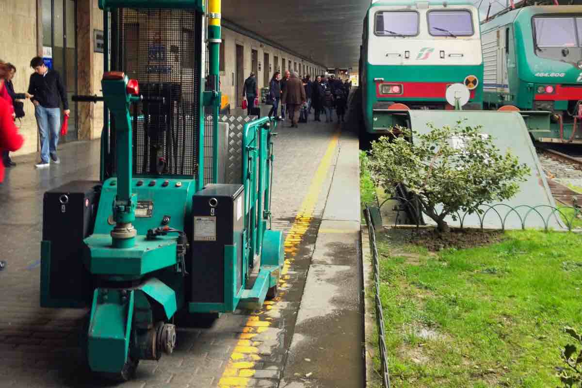 Viaggiatori sulla banchina del treno fermo in stazione