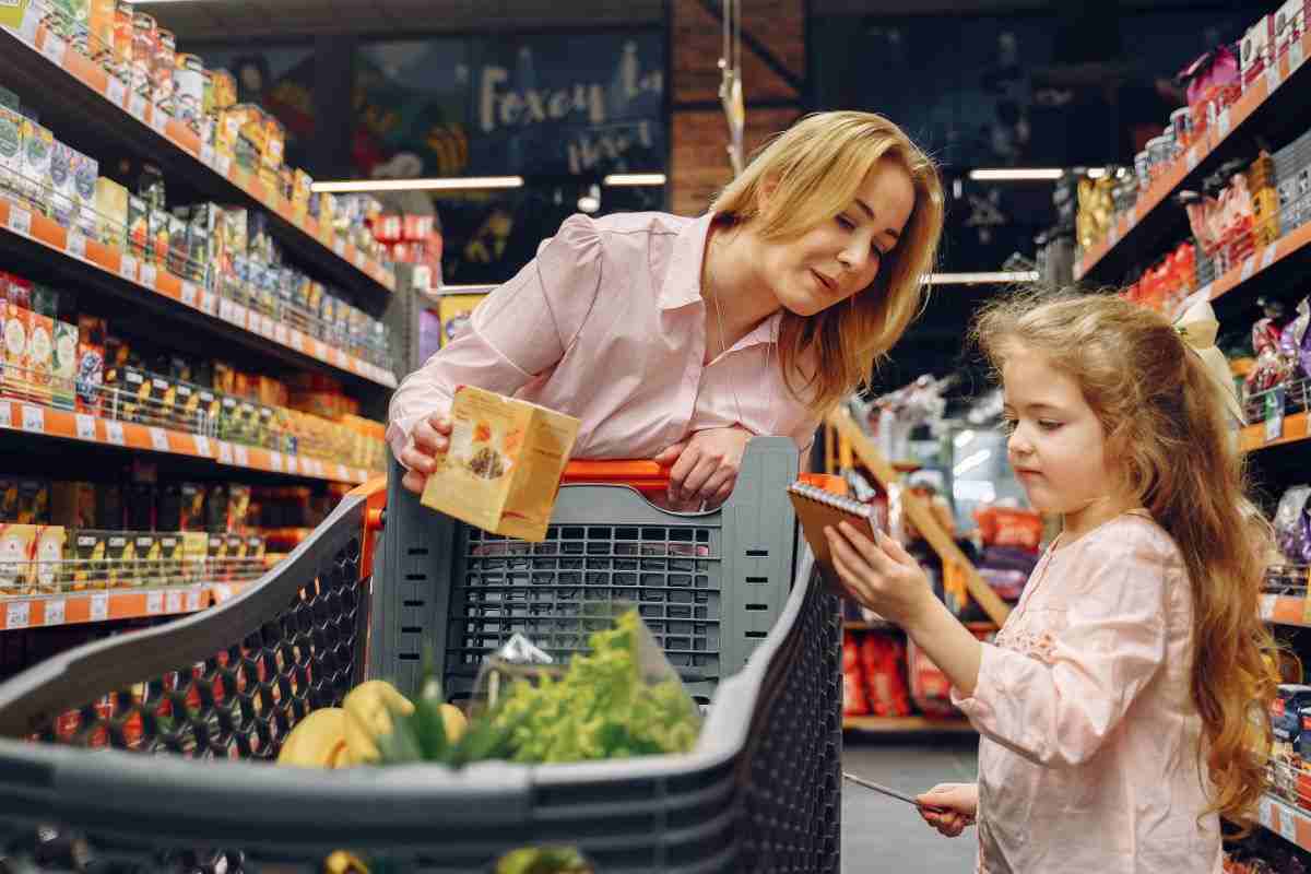 Madre e figlia fanno la spesa