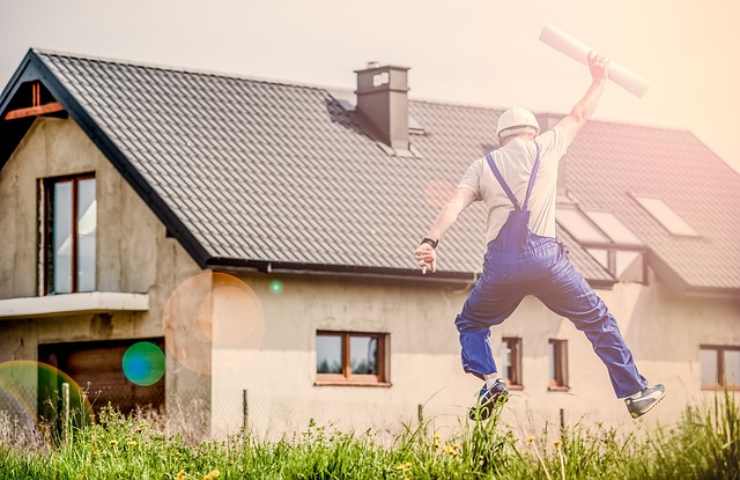 Un uomo esulta al lavoro