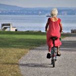 Anziana in bici