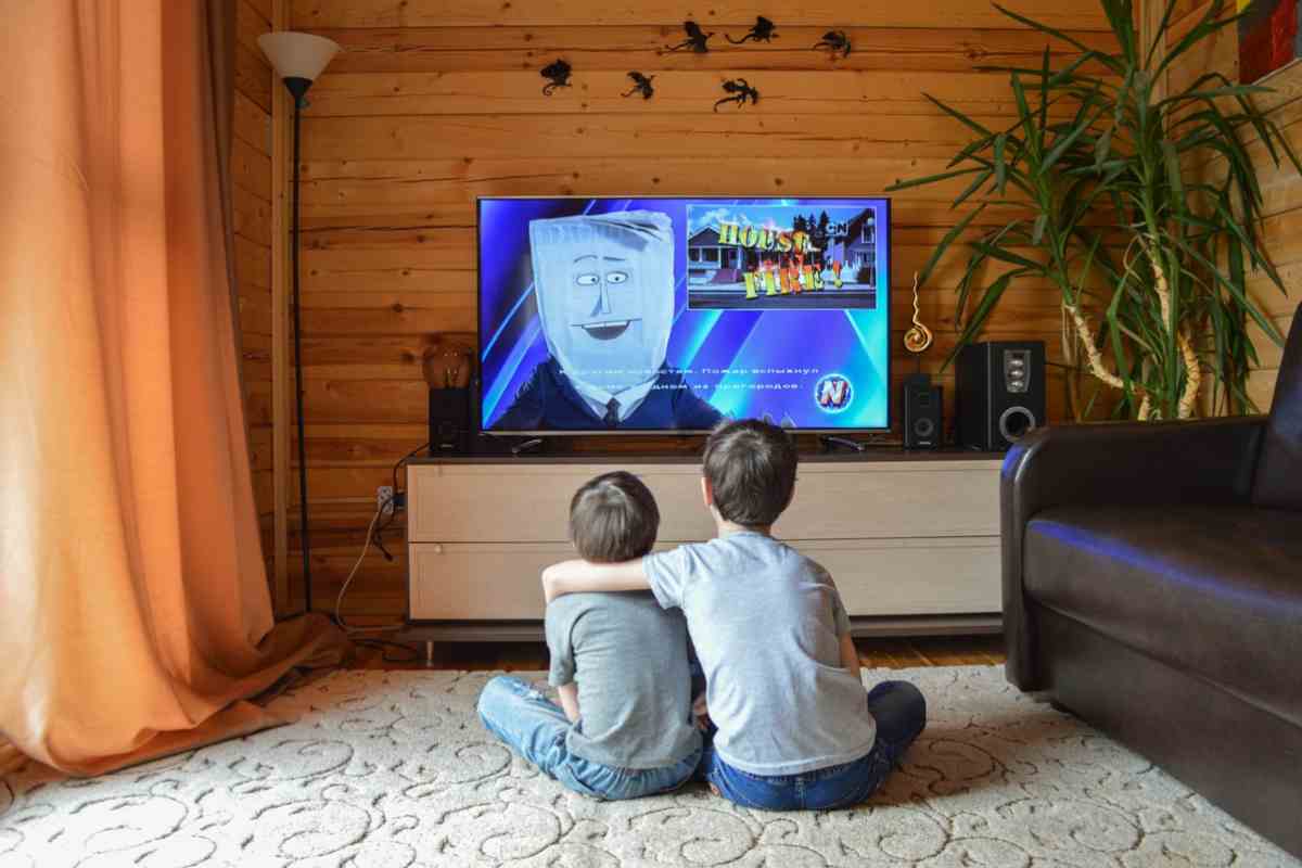 Bambini guardano il televisore