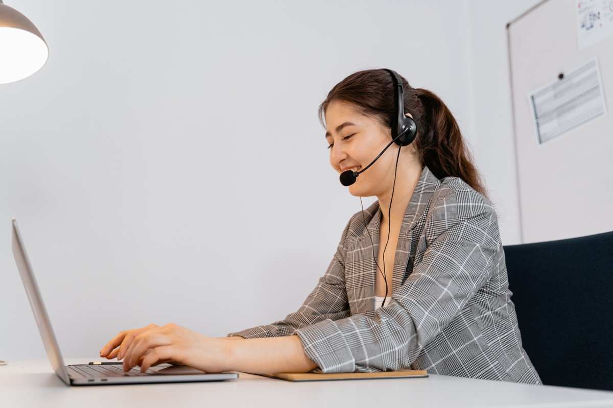 Donna al lavoro al call center