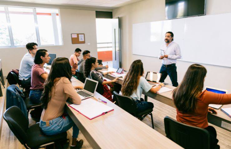 Studenti attenti in classe