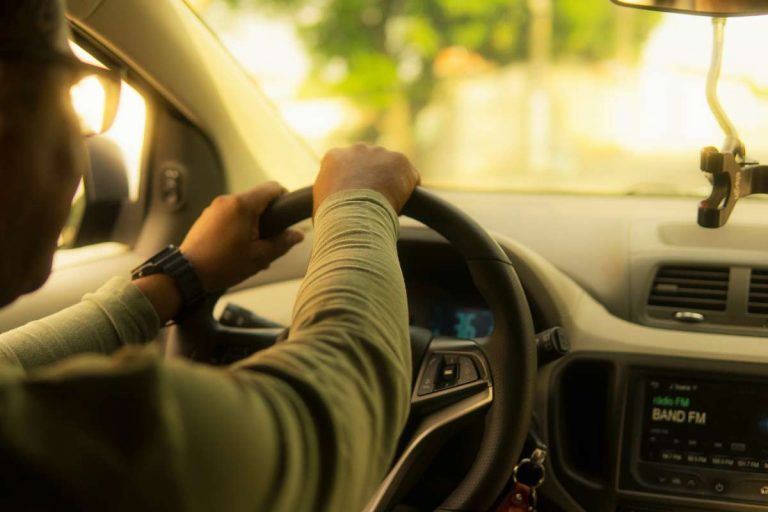 Posso guidare un'auto che non è di mia proprietà? Controlli e sanzioni